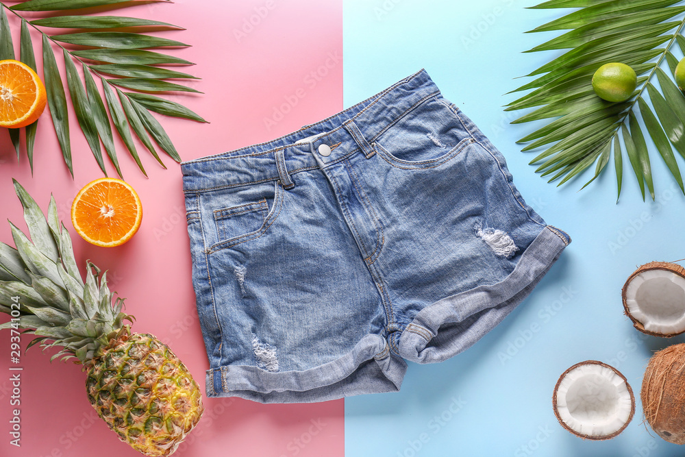 以热带水果和短裤为背景的夏季作品