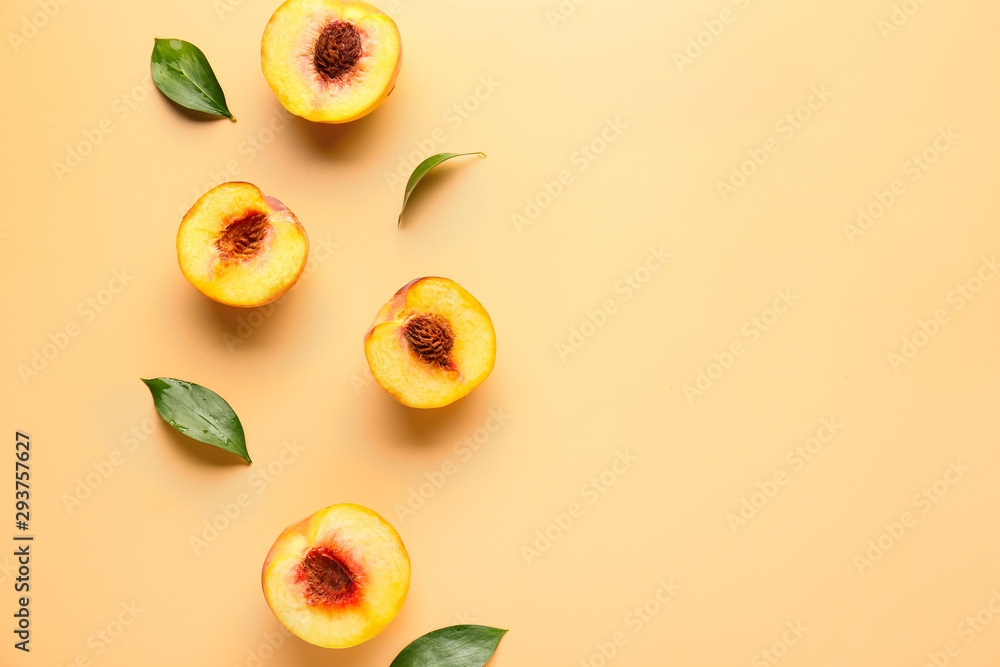 彩色背景上的甜熟桃子