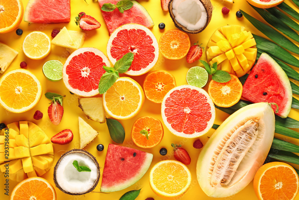 颜色背景上的甜熟水果和浆果