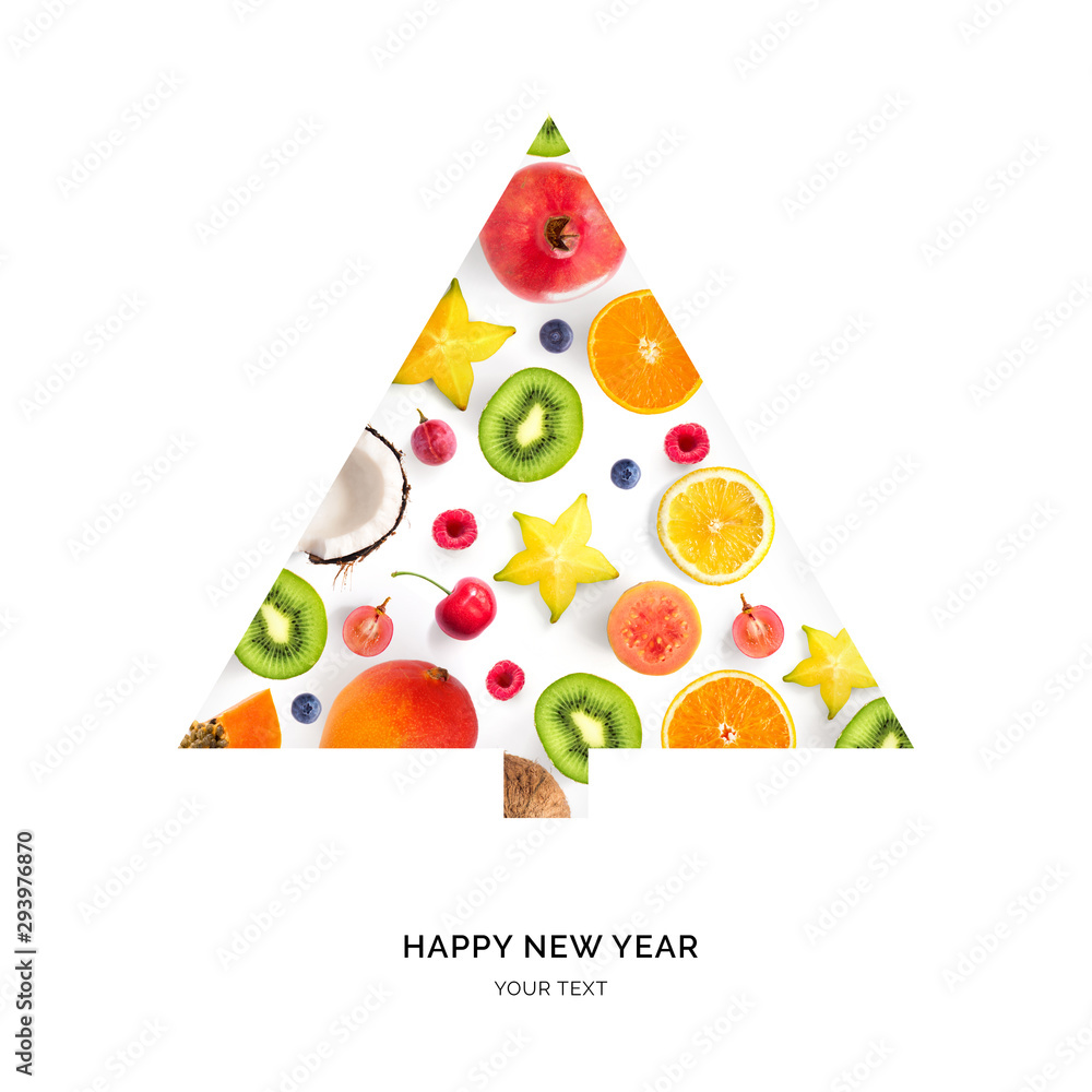 白色背景上由水果制成的创意新年贺卡。水果圣诞树，顶部vi