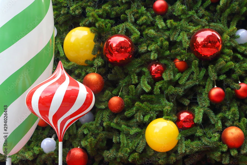 用彩色彩球装饰圣诞树，灯有放置文本的复制空间