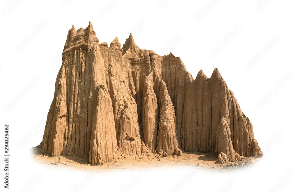 纯白色背景下的棕色石山和抽象纹理。白蚁丘或干旱