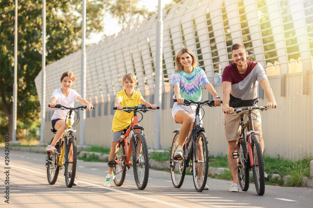 快乐的一家人在户外骑自行车