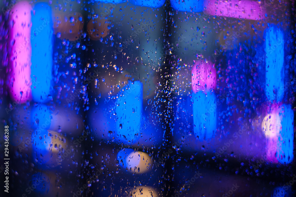湿玻璃和酒吧或酒吧灯的反射。