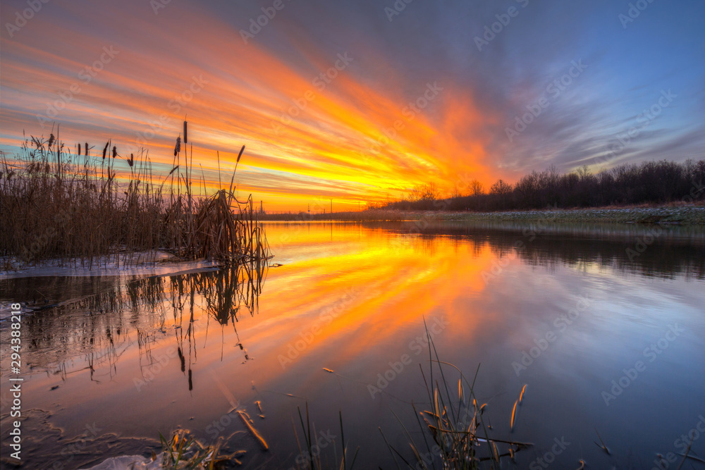波兰，冬天池塘上美丽的日出