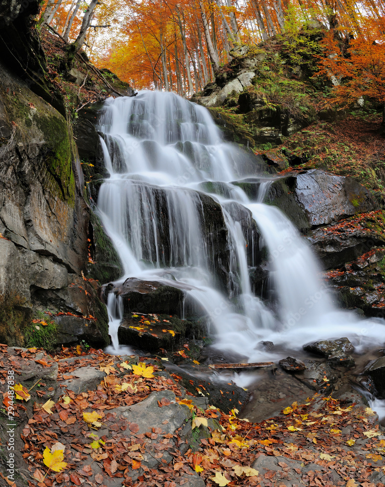 秋天森林里的山瀑布