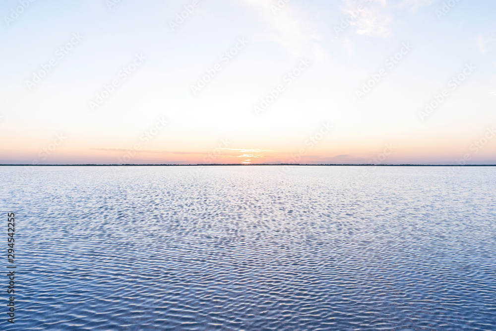 非洲马拉维湖，湖滩上的粉红色日落，天空云朵中的美丽色彩