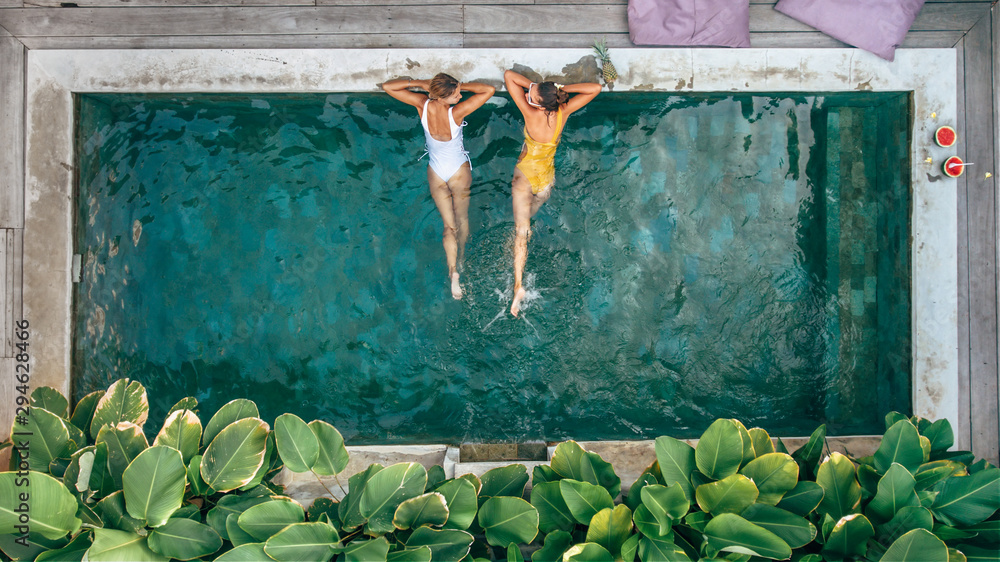 人们在巴厘岛别墅的游泳池里放松