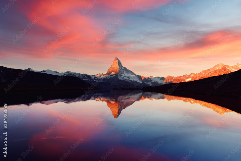 Stellisee湖上的壮丽景观和五颜六色的日出。雪峰马特宏峰Cervino有反光