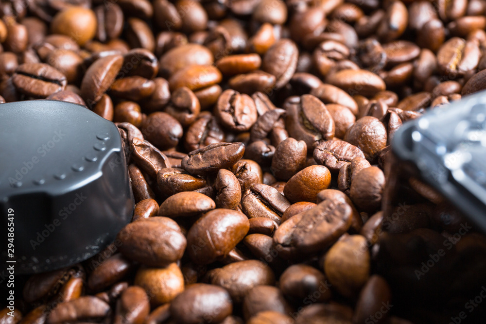 自动咖啡研磨机中的咖啡豆