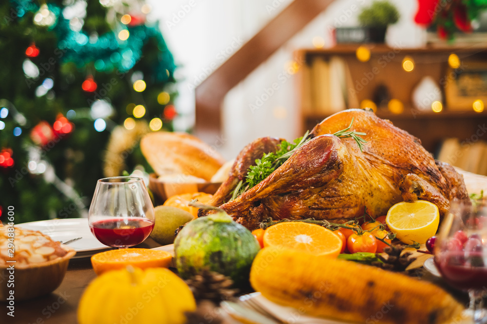 近距离观看餐桌上的火鸡与家人的感恩节晚宴。