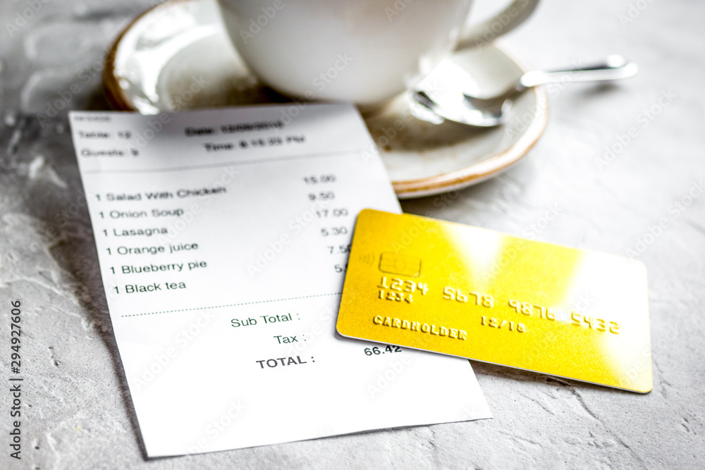 石桌背景咖啡用信用卡支付餐厅账单