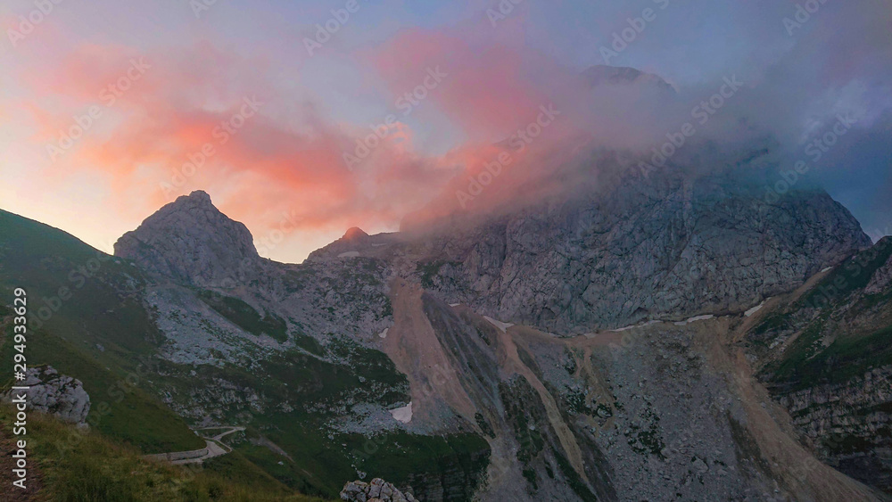 温和的风在朱利安阿尔卑斯山的一座岩石山的顶峰吹云。