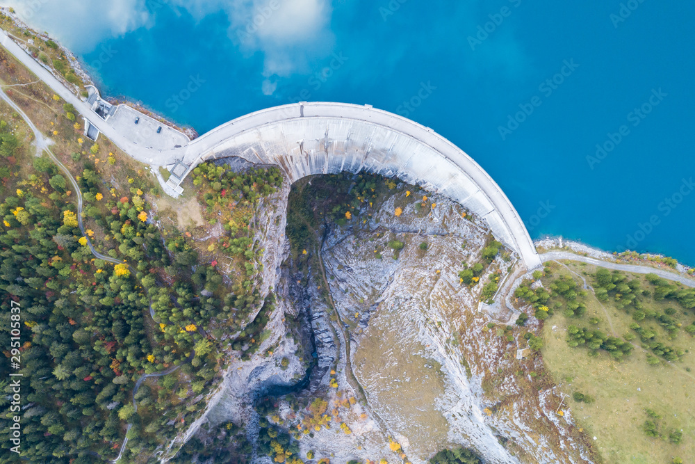 瑞士阿尔卑斯山脉的水坝和水库湖产生的水力发电，用于生产芳烃