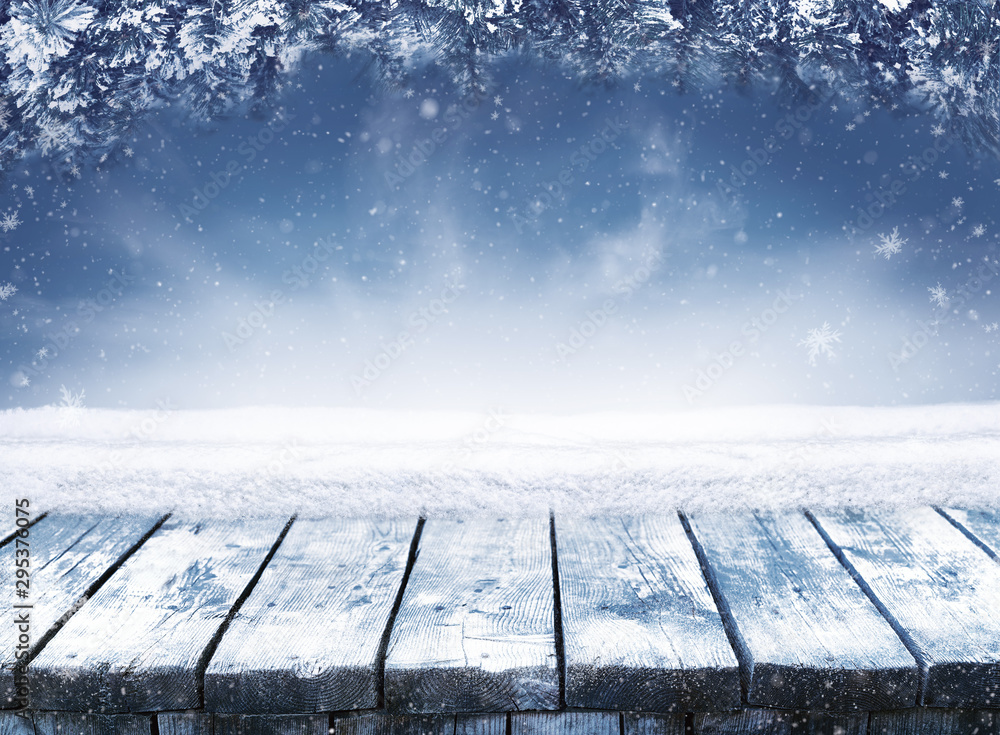 空荡荡的蓝色冬季圣诞风景带复制空间。有雪和冷杉树的木桌c