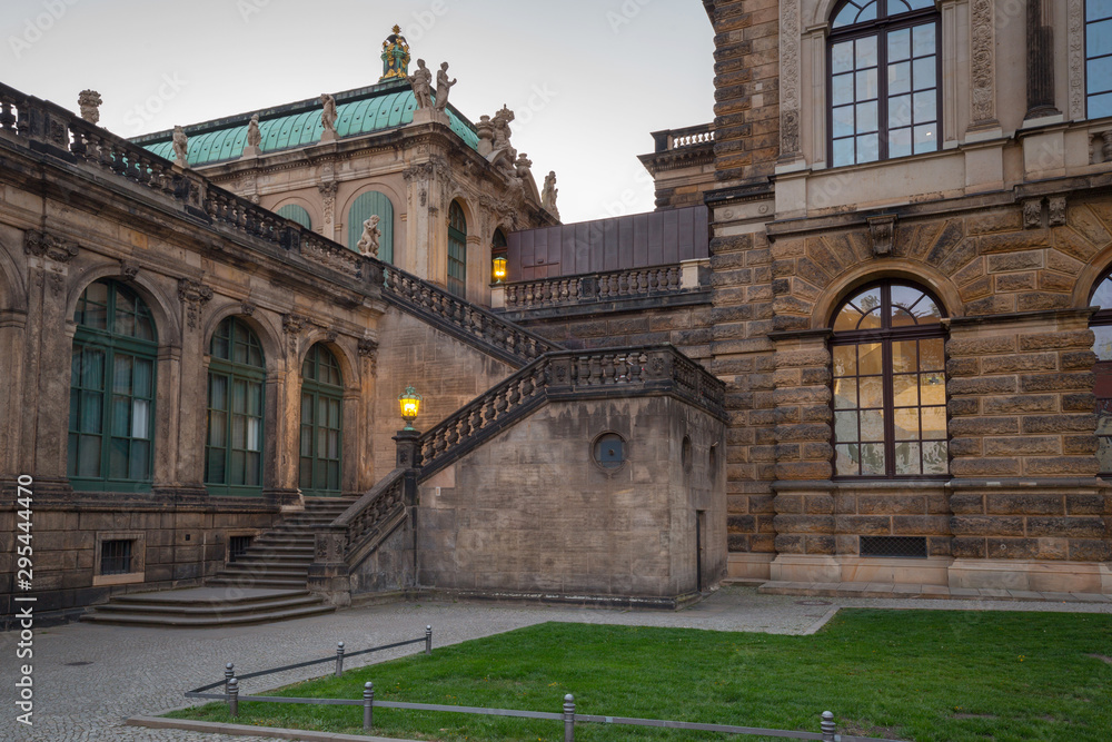 德国萨克森州德累斯顿黄昏时古城的美丽建筑