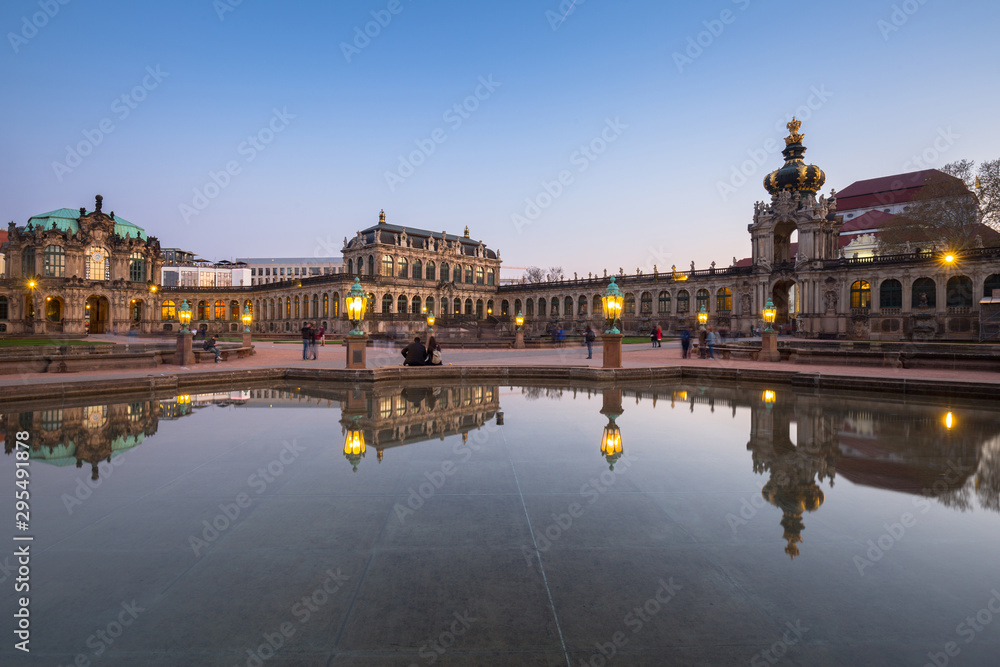 德国萨克森州德累斯顿黄昏时的茨温格宫的美丽建筑