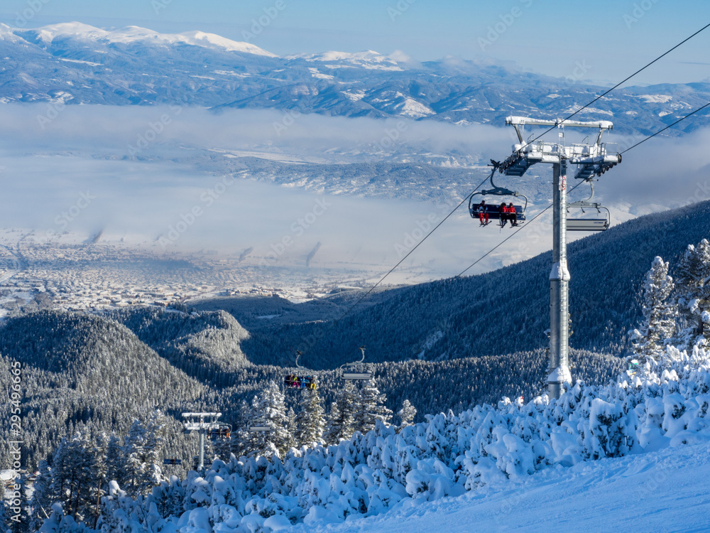 保加利亚Bansko-2017年1月：冬季滑雪场Bansko，带滑雪坡、电梯间、人和mo