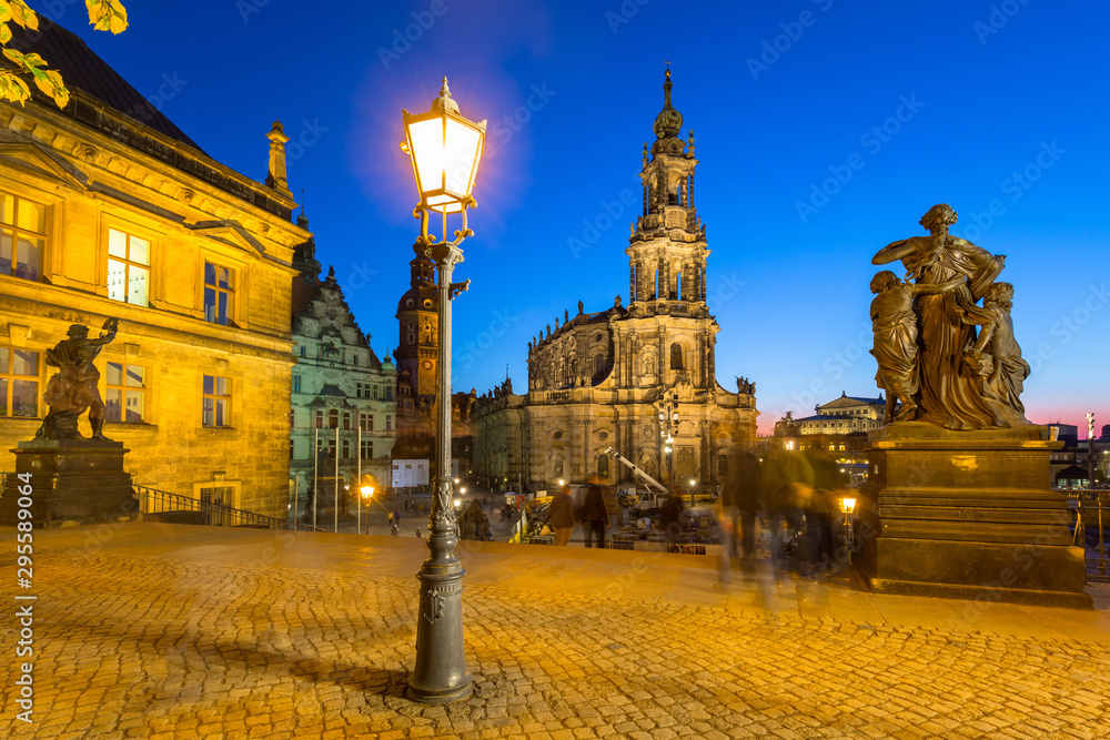 德国萨克森州圣三一大教堂和德累斯顿城堡夜间广场