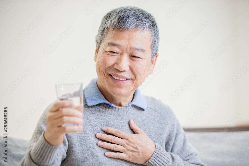 亚洲老人喝水