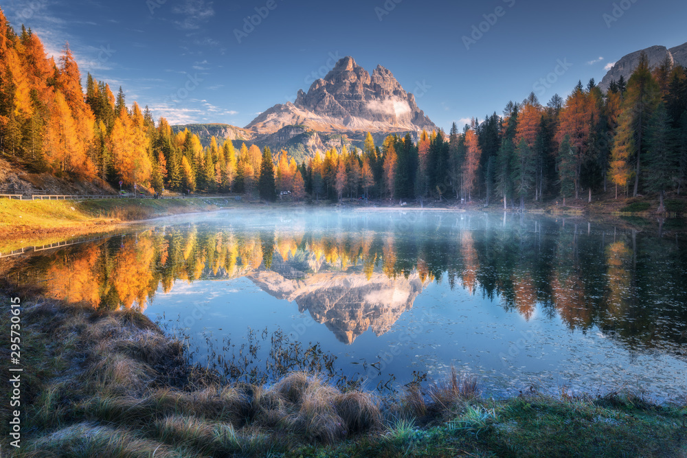 意大利多洛米蒂秋季日出时群山倒影的湖泊。Antorno l的景观