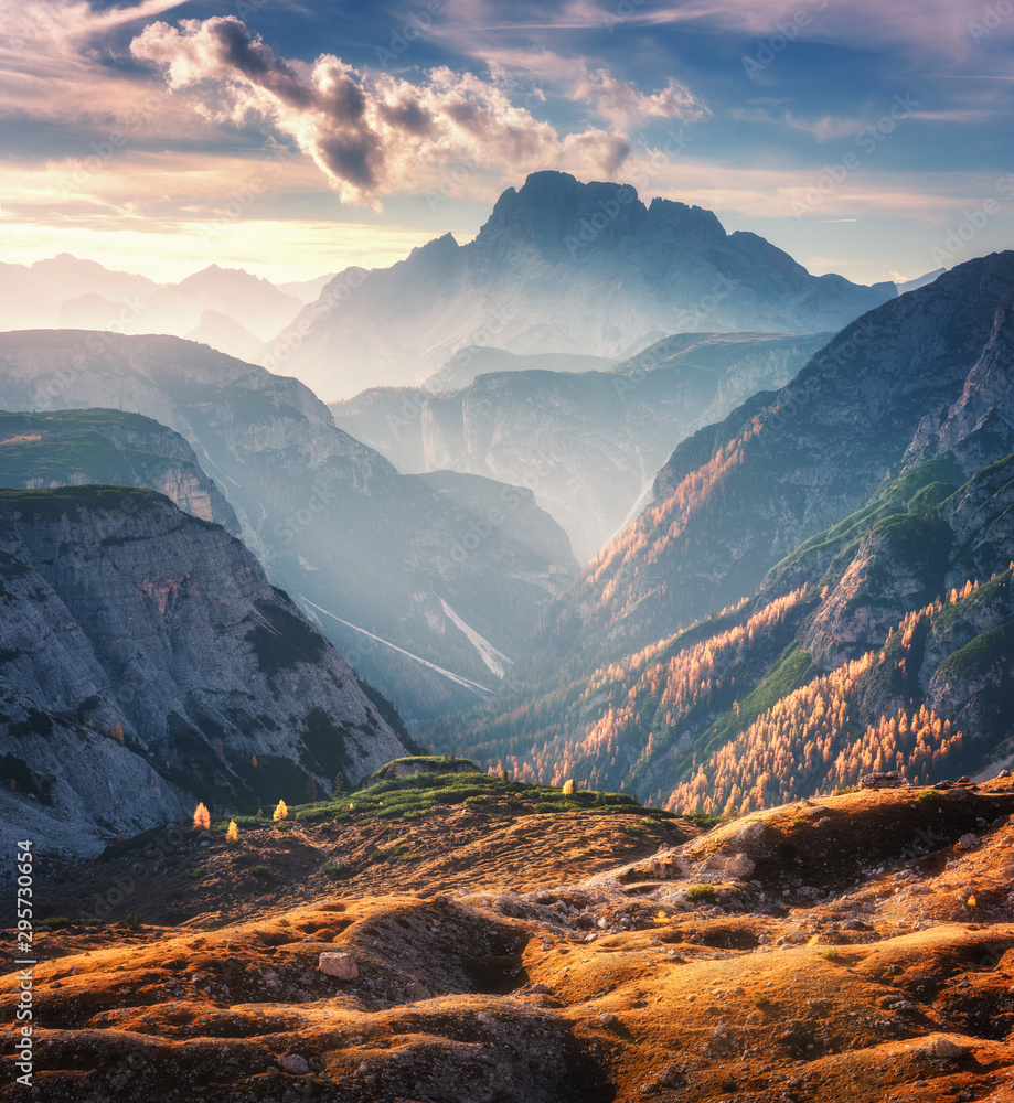 意大利多洛米蒂，秋天日落时，明亮的阳光照亮了山谷。风景带m