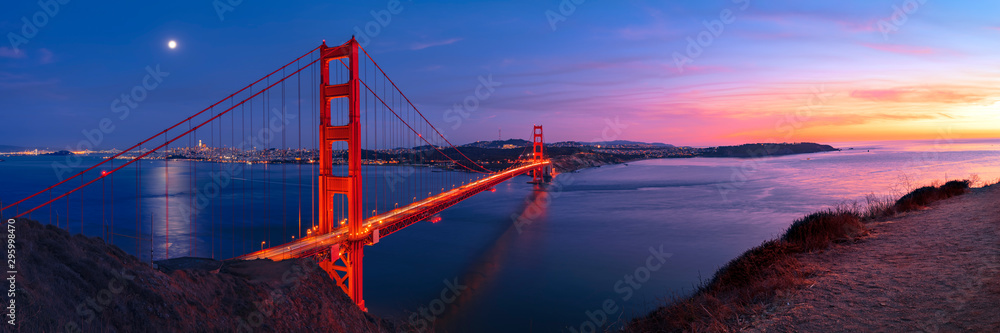 日落满月下旧金山金门大桥全景