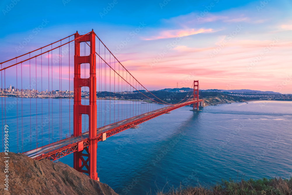 加利福尼亚州旧金山市日落天空中的金门大桥