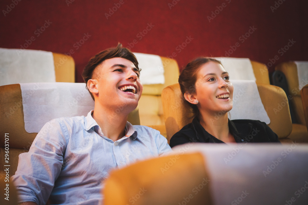 快乐的年轻情侣在影院看电影