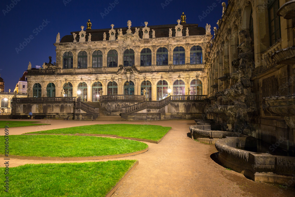 德国萨克森州德累斯顿黄昏时的茨温格宫的美丽建筑