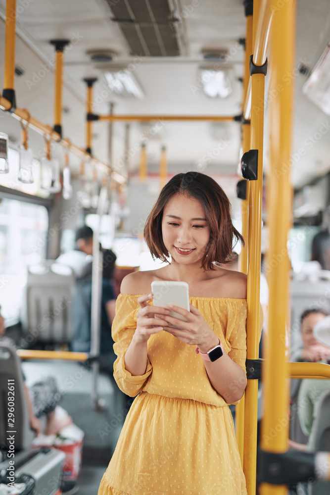 乘客在公交车或火车、科技生活方式、交通和旅行中使用智能手机