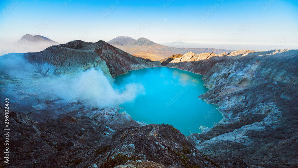 Kawah Ijen火山口的日出全景，这是世界上最大的含硫酸性湖泊，有热水
