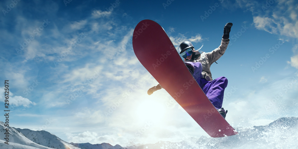 雪上冲浪者在行动。极限冬季运动。