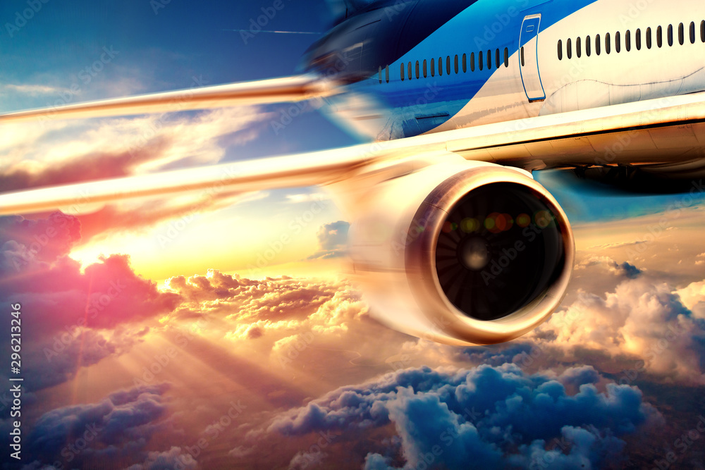 航空旅行和冒险的概念背景。飞机和风景如画的日落。度假和旅游飞行
