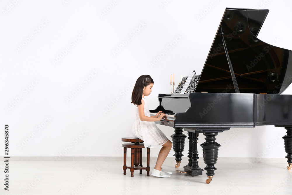小女孩在家弹三角钢琴