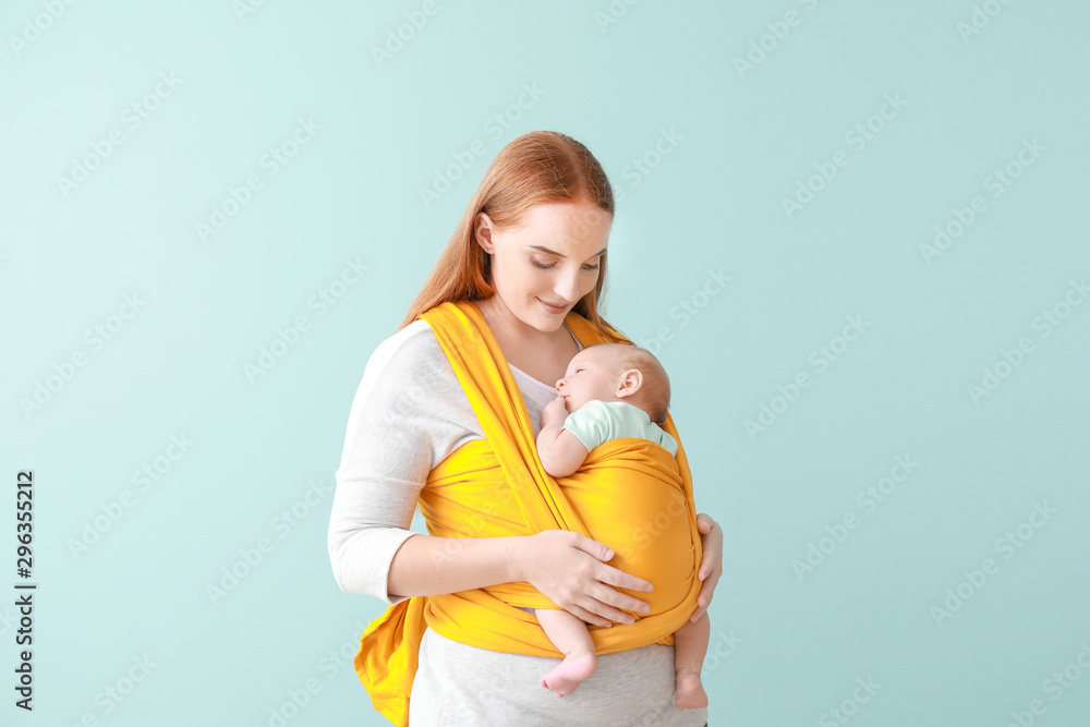妈妈和可爱的婴儿在彩色背景上