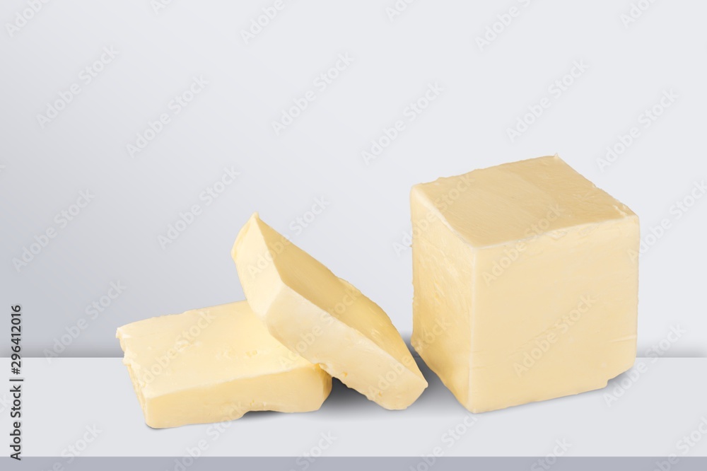 方格餐巾上白碗里的新鲜黄油切片