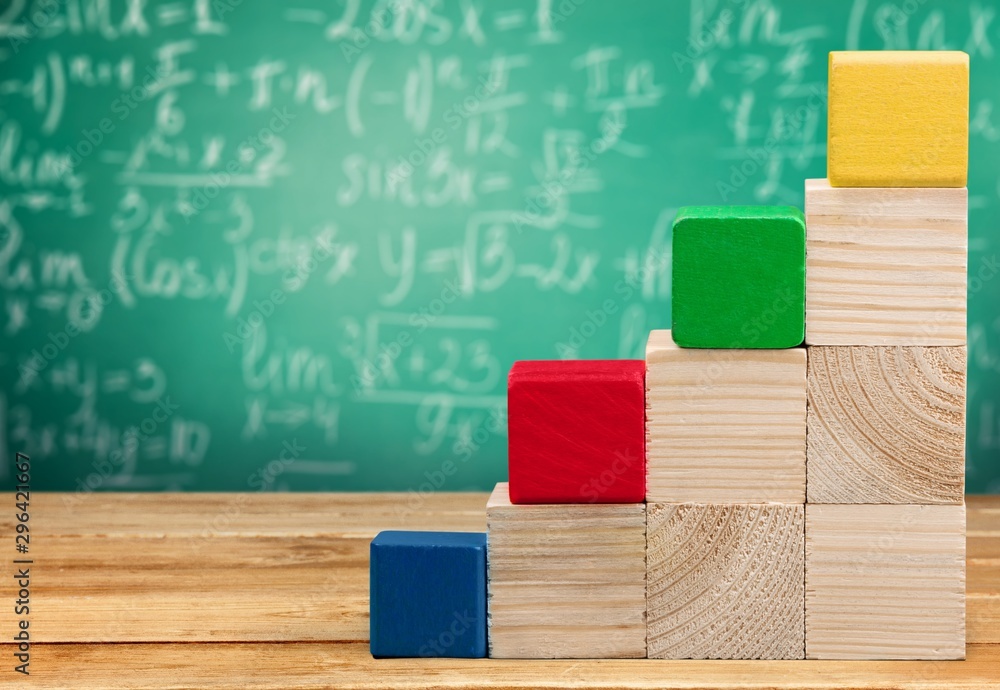 背景上的彩色立方体。教育理念。