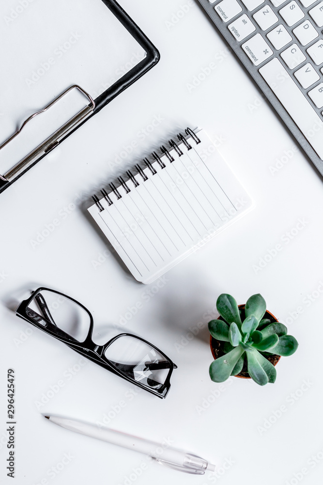 带键盘、眼镜、笔记本的白色背景平面图实物模型