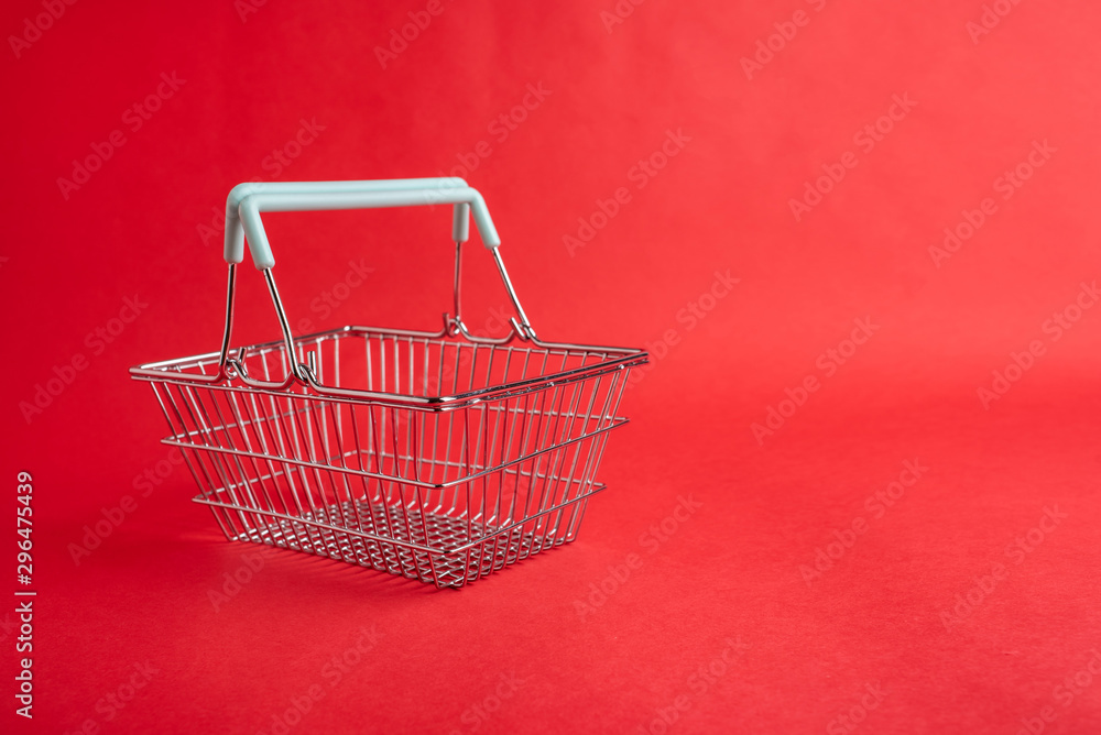 一个红色背景的空购物篮，购物概念插图
