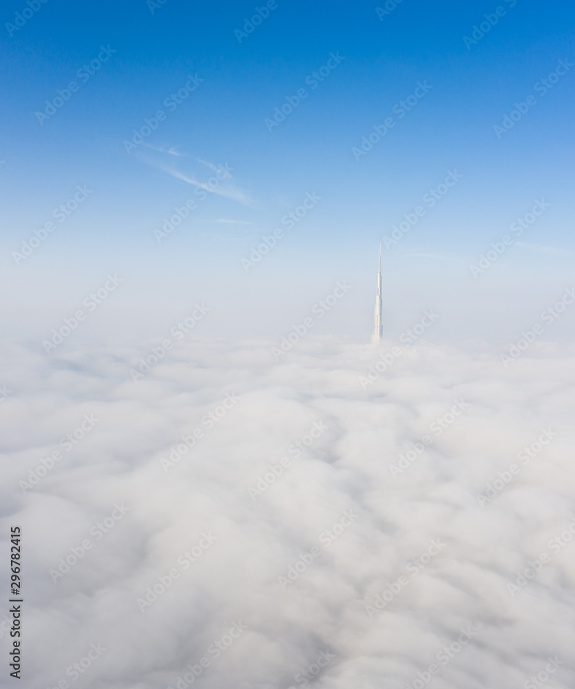 迪拜市中心天际线的城市景观，在一个雾蒙蒙的日子里，世界上最高的摩天大楼都在刮起