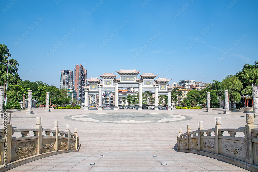 中国深圳羊台山森林公园的大门和广场
