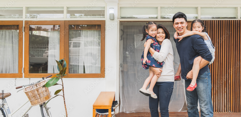 亚洲家庭正面画像，幸福家庭家居理念
