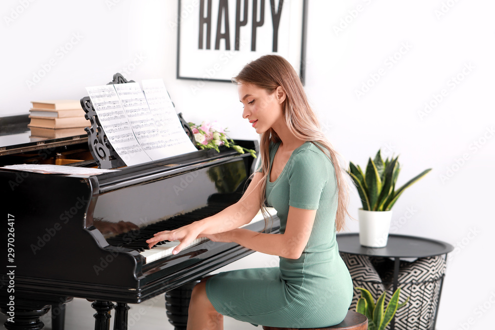年轻女子在家弹三角钢琴