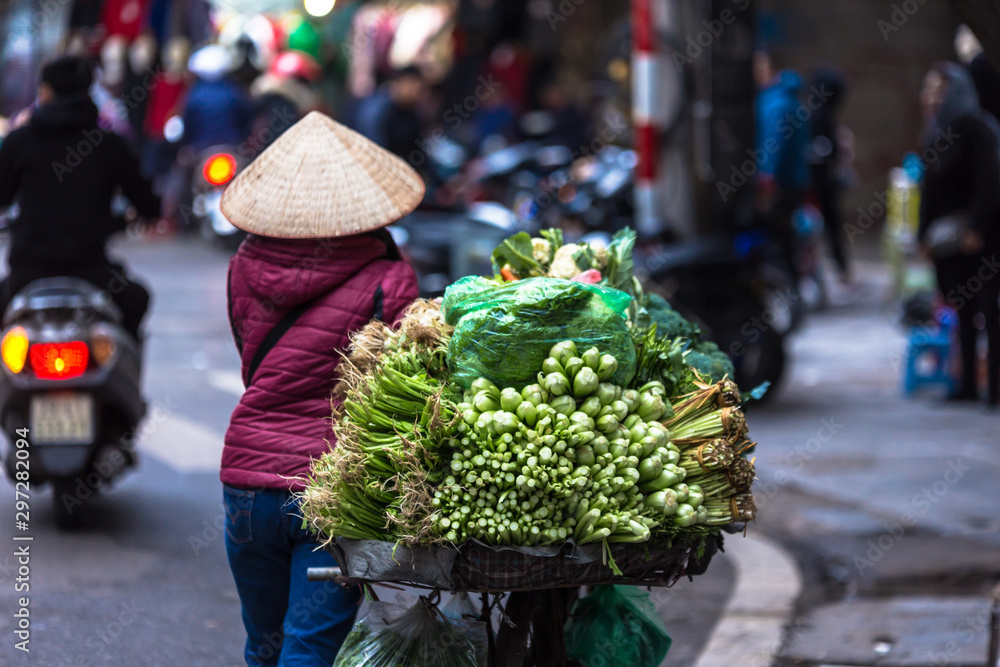 越南-亚洲河内市出售当地农产品的街头小贩