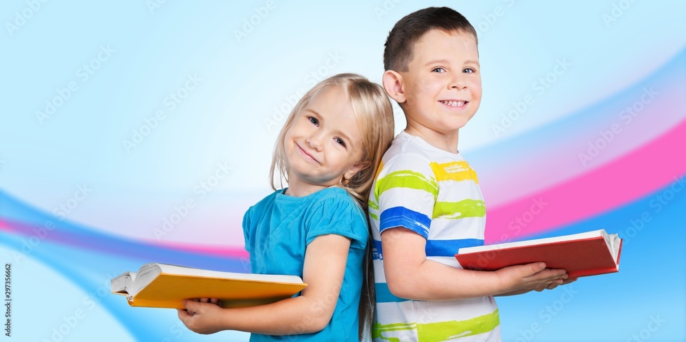 快乐微笑的小男孩和小女孩一起学习