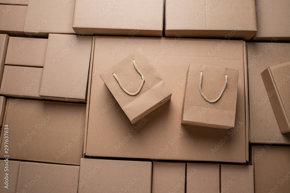 棕色纸盒和购物袋，消费购物概念时尚海报
