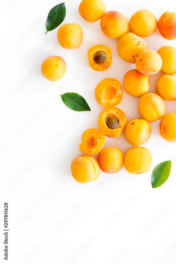 白色背景上有杏子和树叶的水果背景，用于文本的俯视空间