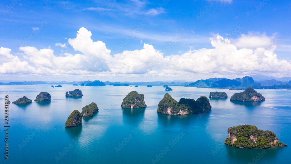 泰国绿色郁郁葱葱的热带岛屿，位于蓝色和绿松石色的海洋中，背景是岛屿，c