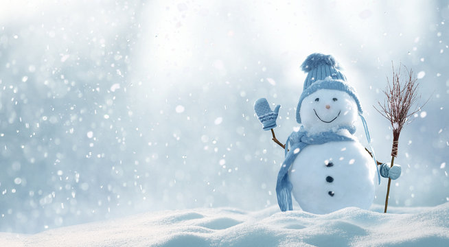 圣诞节的冬天背景是雪和模糊的bokeh。圣诞快乐，新年快乐